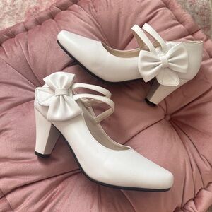 Vintage-Inspired White Bow Mary Jane Heels